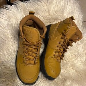 Nike Manoa Mid High Athletic Boots in Wheat/Black